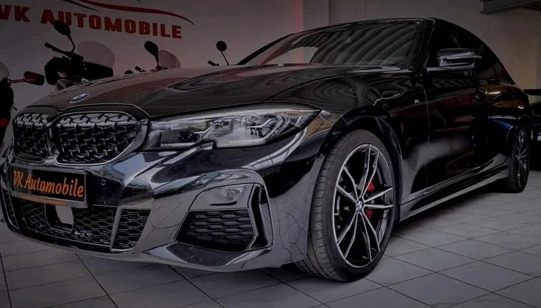 Schwarzer BMW 3er im Showroom