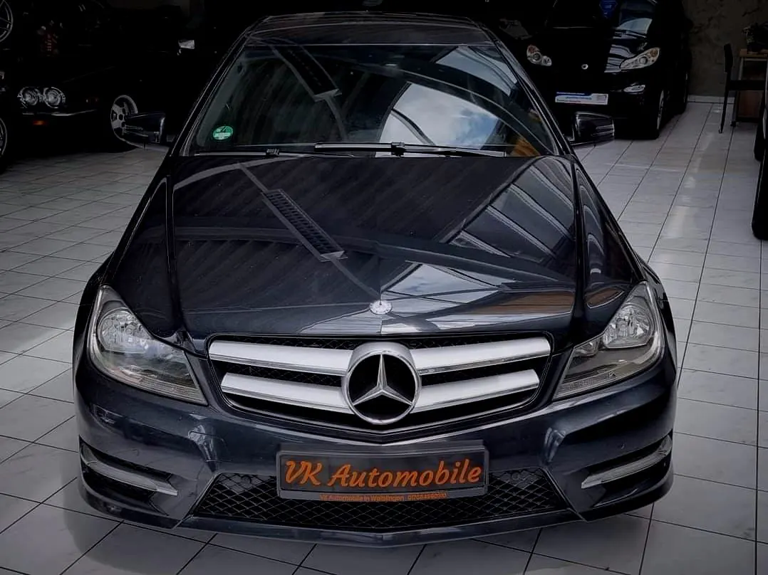 Mercedes C-Klasse mit VK-Automobile-Kennzeichenhalter