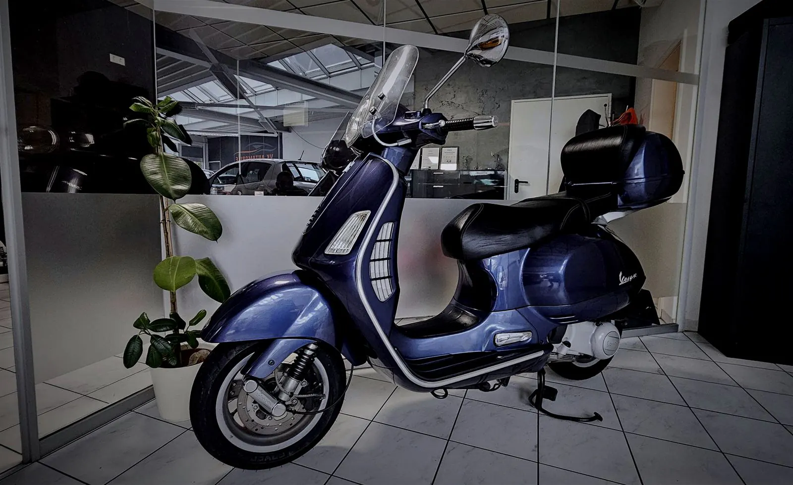 Blaue Vespa im Showroom